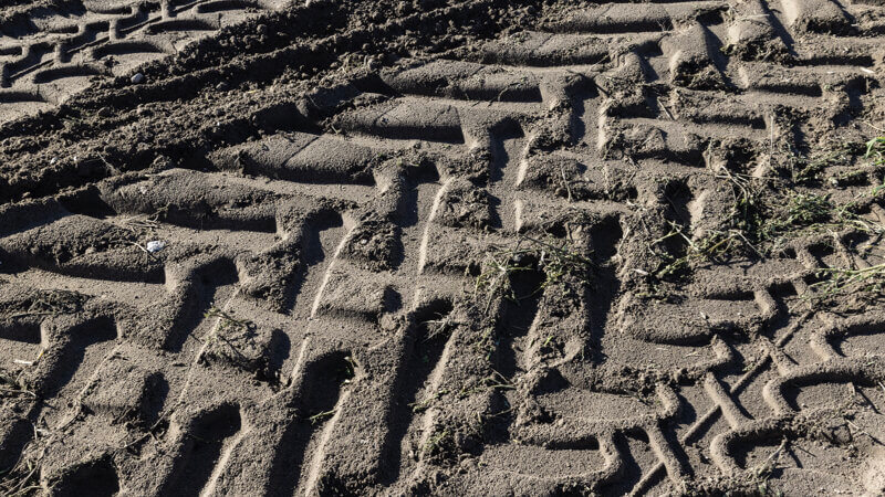 Tyre tacks in heavy mud to illustrate Choosing the Right tyres for 4x4 uk